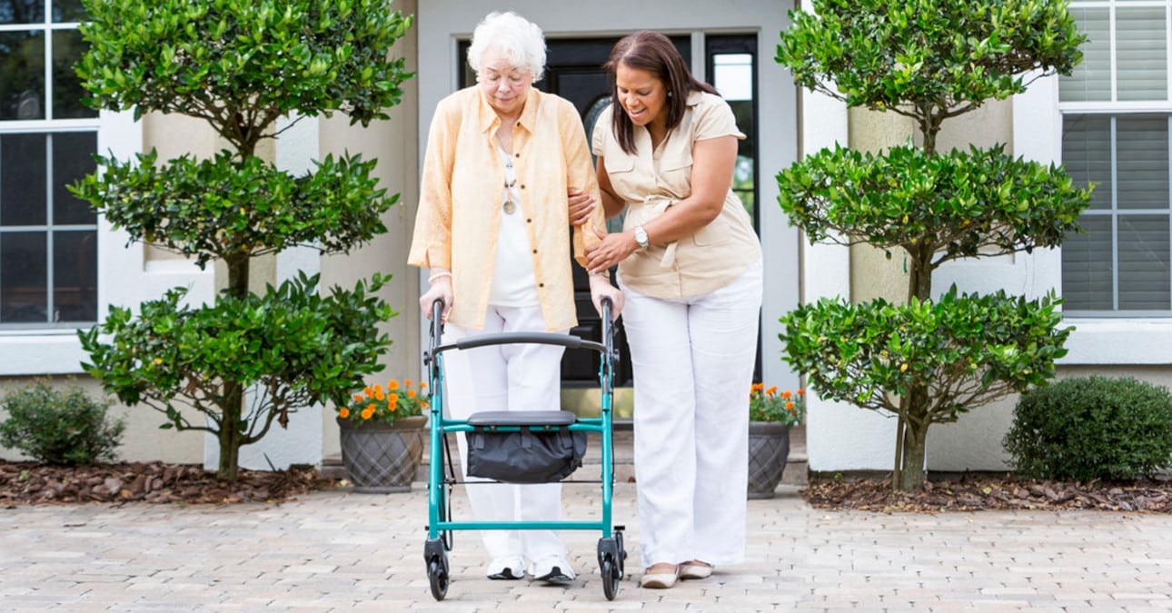 Cómo elegir un andador para ancianos según nuestros expertos